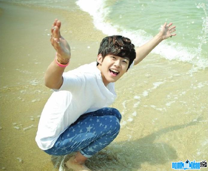 Hình ảnh ca sĩ Shin Dongho đang vui vẻ nghịch nước dưới biển