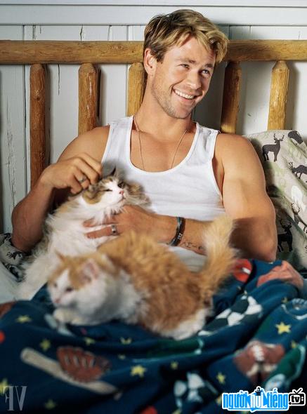 Hình ảnh diễn viên Chris Hemsworth và thú cưng