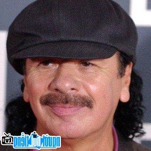 Một hình ảnh chân dung của Nghệ sĩ guitar Carlos Santana