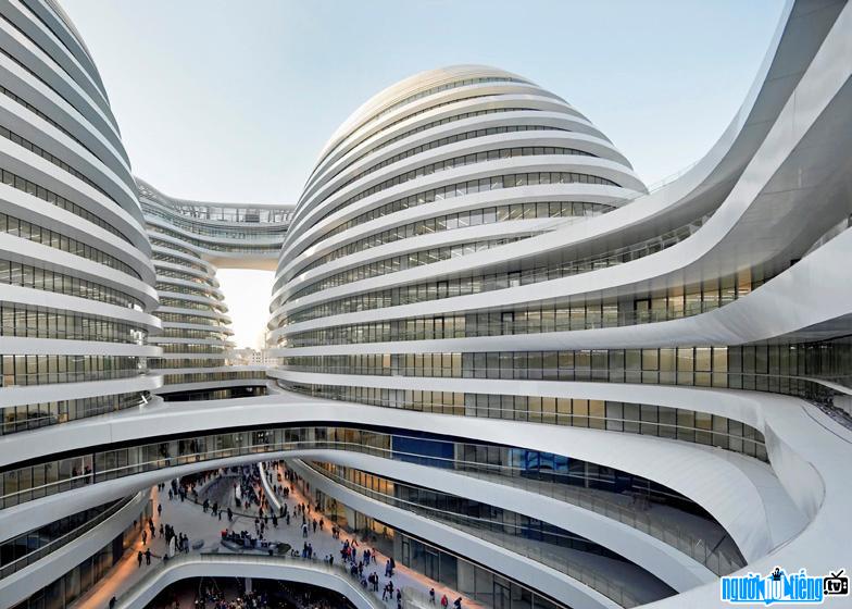 Zaha Hadid là một nữ kiến trúc sư tài ba người Mỹ