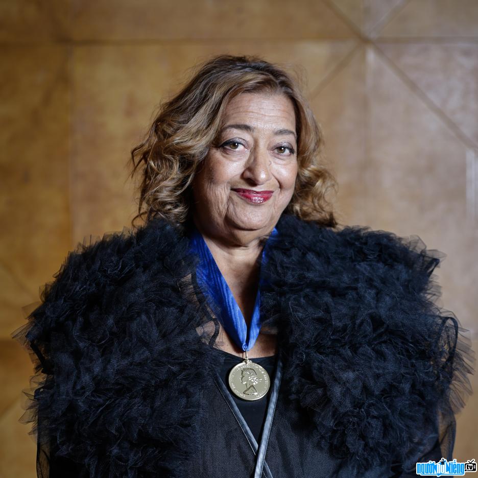 Hình ảnh kiến trúc sư Zaha Hadid và chiếc huân chương danh dự