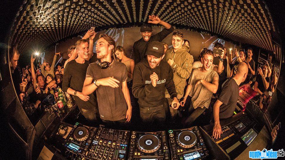 Bức ảnh DJ Jay Hardway đang vui vẻ cùng các đồng nghiệp