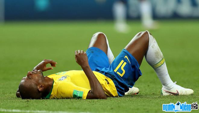 Fernandinho bất lực vì Brazil bị loại trước thềm tứ kết