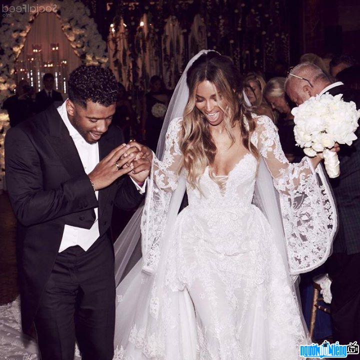 Nữ ca sĩ Ciara kết hôn với ngôi sao bóng bầu dục NFL quarterback Russell Wilson