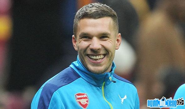 Hình ảnh cầu thủ Lukas Podolski với nụ cười rạng rỡ