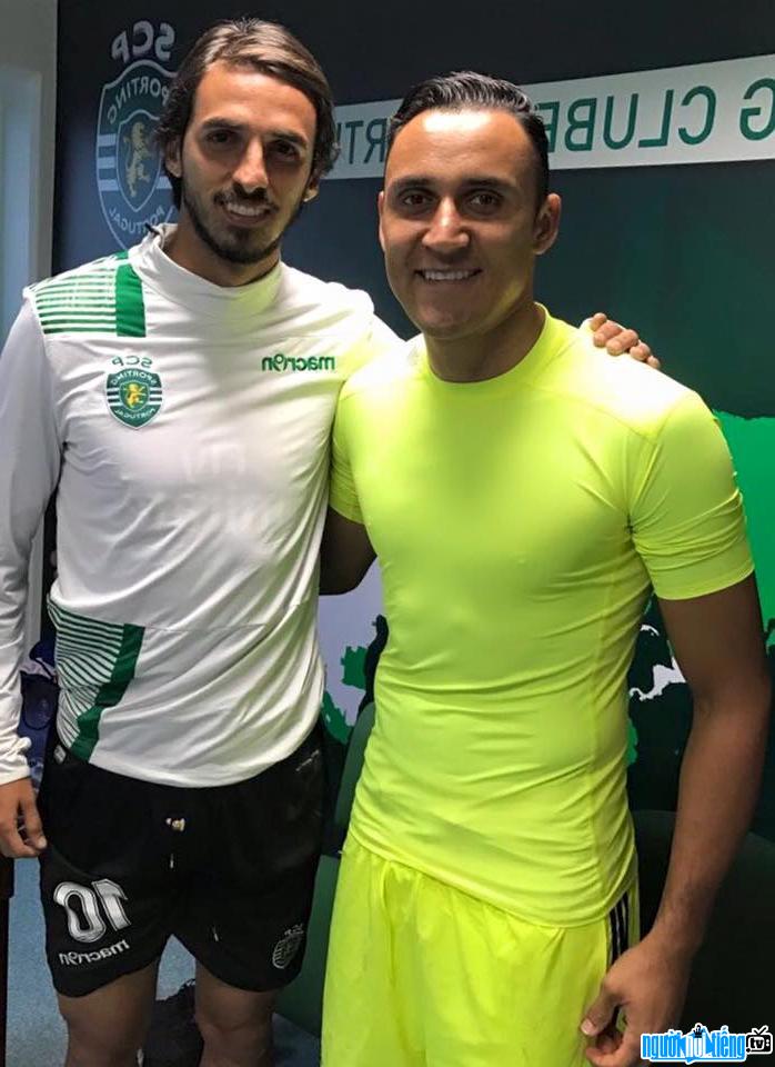Cầu thủ bóng đá Keylor Navas cùng với cầu thủ Bryan Ruíz González