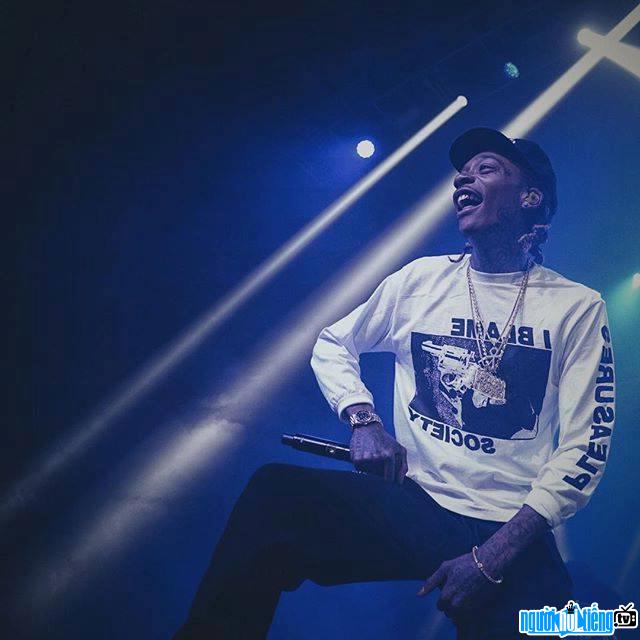 Hình ảnh rapper Wiz Khalifa đang biểu diễn trên sân khấu