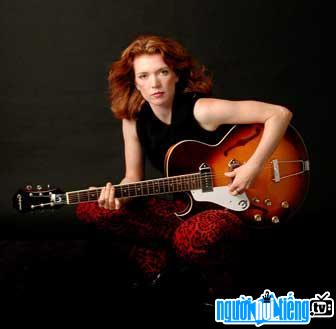 Hình ảnh ca sĩ Sue Foley chơ guitar