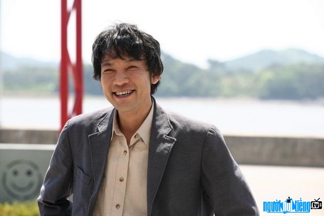 Hình ảnh nam diễn viên Jung Jin-young với nụ cười rạng rỡ