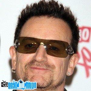Một hình ảnh chân dung của Ca sĩ nhạc Rock Bono