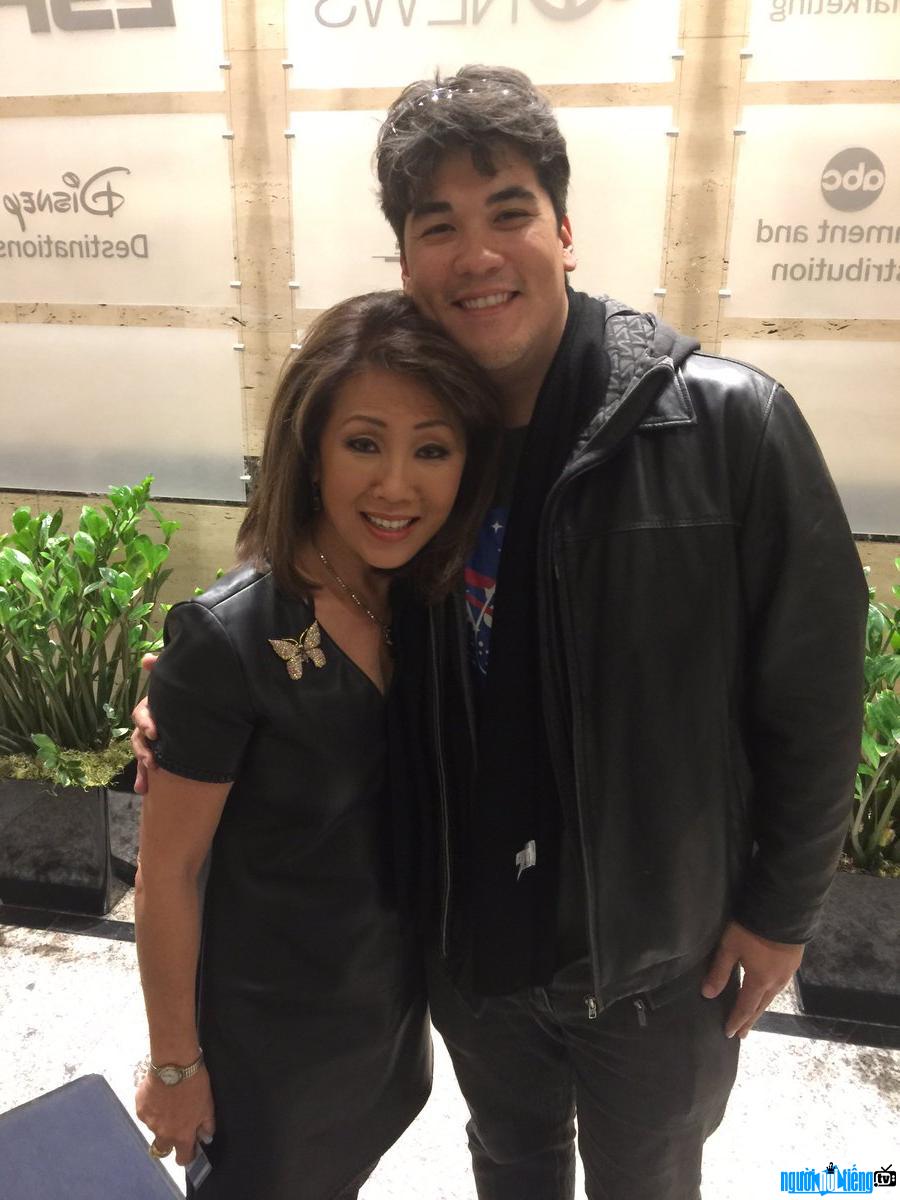 Nhà báo Linda Yu và con trai Ricky