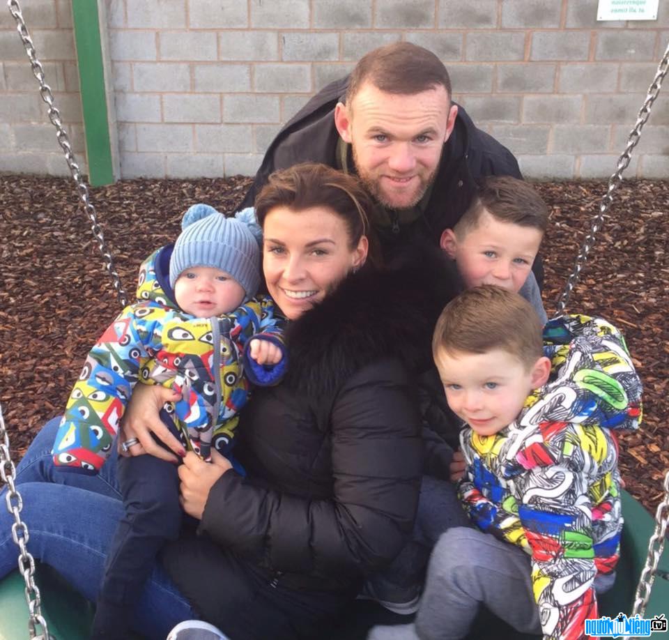 Bức ảnh cầu thủ bóng đá Wayne Rooney cùng vợ và các con trai