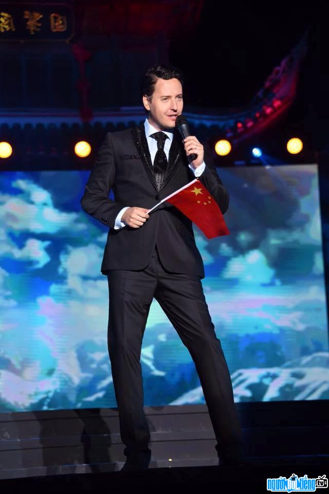 Hình ảnh ca sĩ Vitas đang biểu diễn trên sân khấu tại Trung Quốc