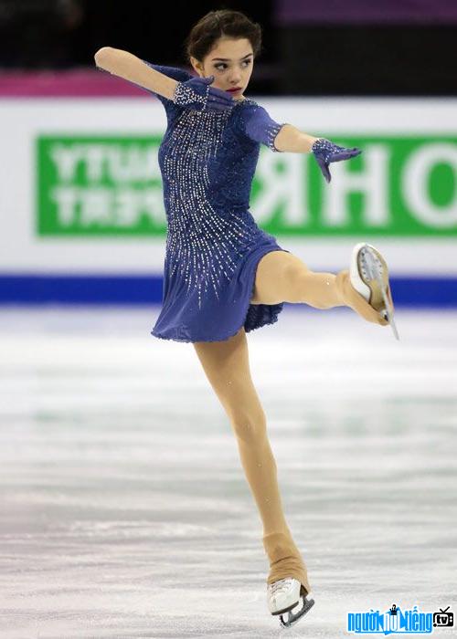 Evgenia Medvedeva lộng lẫy trên sân băng