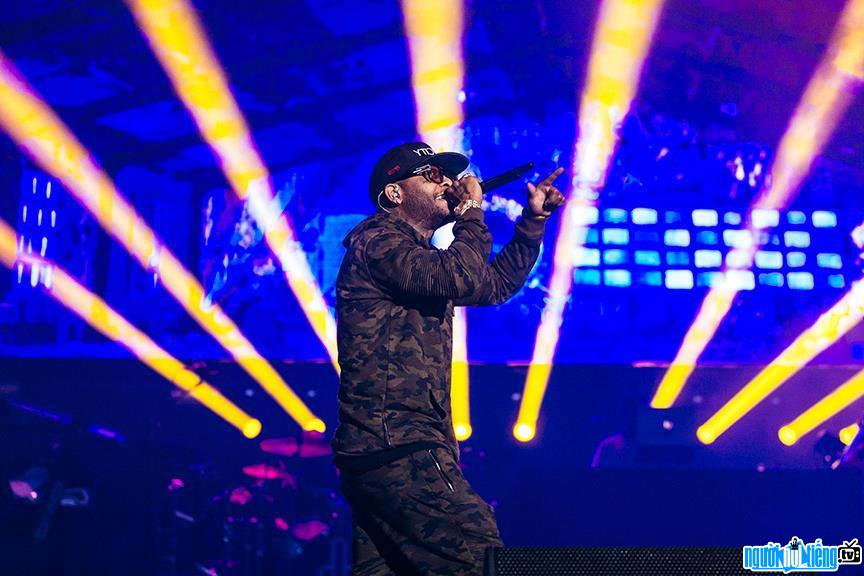 Hình ảnh rapper Eminem đang biểu diễn trên sân khấu