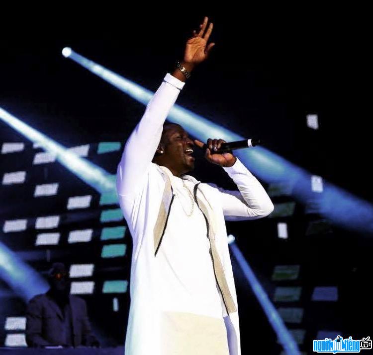 Hình ảnh ca sĩ Akon đang biểu diễn trên sân khấu