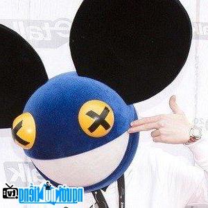 Một hình ảnh chân dung của DJ Deadmau5