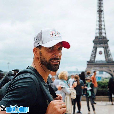 Cầu thủ bóng đá Rio Ferdinand trong chuyển du lịch Parí dịp gần đây