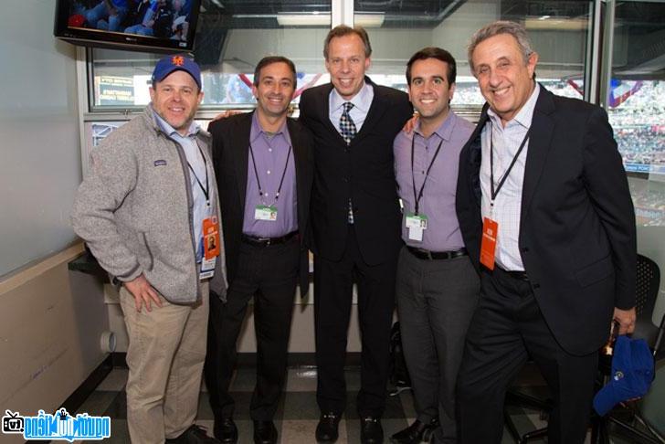 Nhà báo Len Berman cùng với đội phát sóng New York Mets