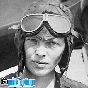 Một hình ảnh chân dung của Phi công Amelia Earhart