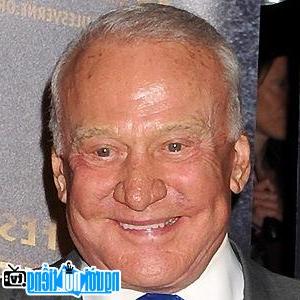Một hình ảnh chân dung của Phi hành gia Buzz Aldrin