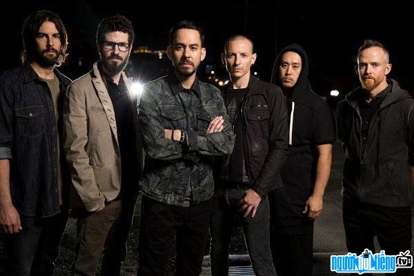 Ca sĩ nhạc rock Chester Bennington và nhóm nhạc Linkin Park