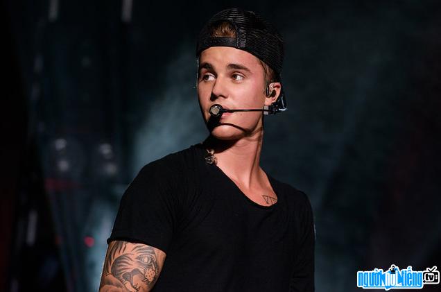 Hình ảnh nam ca sĩ Justin Bieber khi đang biểu diễn