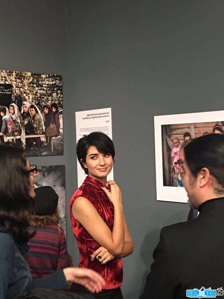 Hình ảnh nữ diễn viên truyền hình Tuba Buyukustun tại một cuộc triển lãm