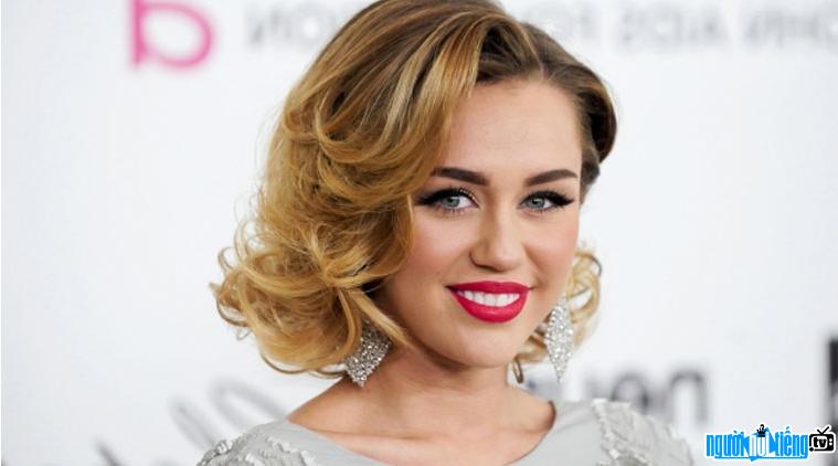 Miley Cyrus khoe nét quyến rũ