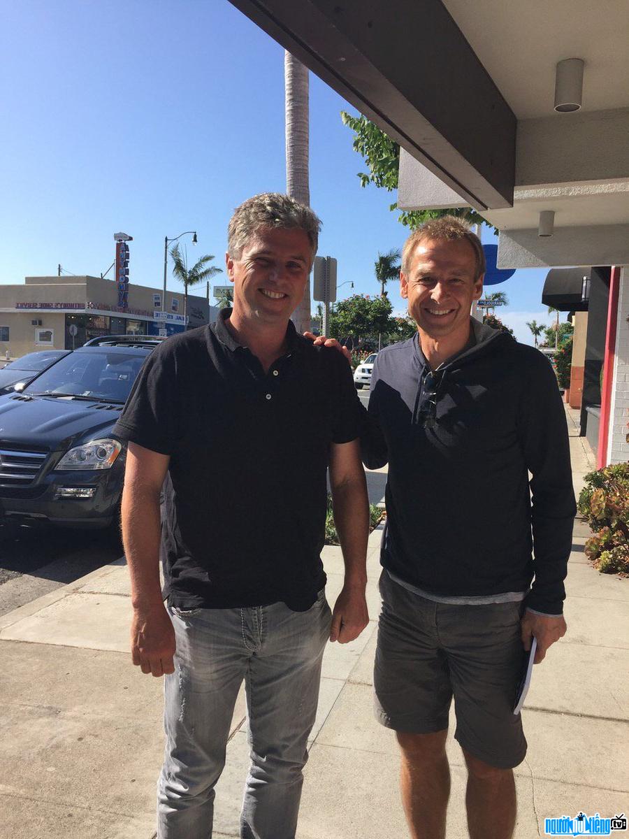 Huấn luyện viên bóng đá Jurgen Klinsmann cùng với người bạn của mình