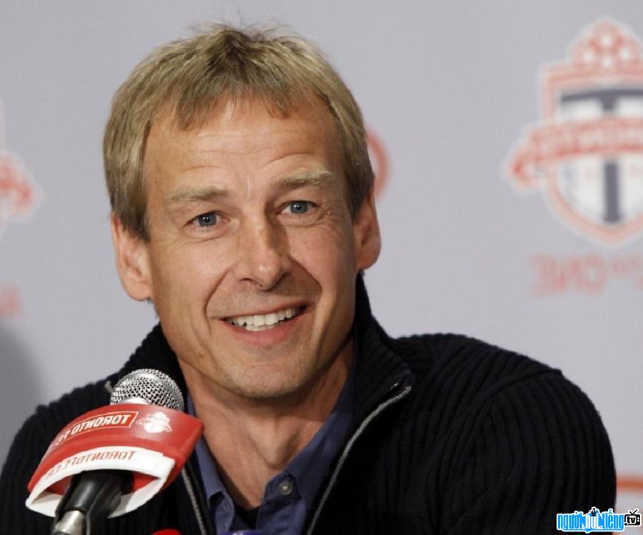 Huấn luyện viên bóng đá Jurgen Klinsmann trong một buổi họp báo