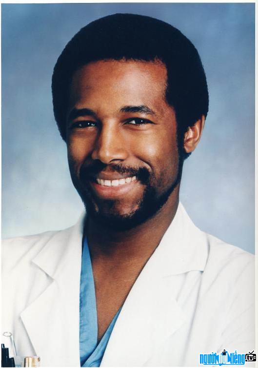 Hình ảnh bác sĩ Ben Carson trong chiếc áo blue