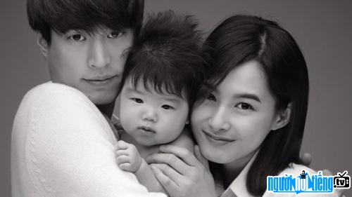 Bức ảnh diễn viên Kang Hye-jung cùng chồng và con gái
