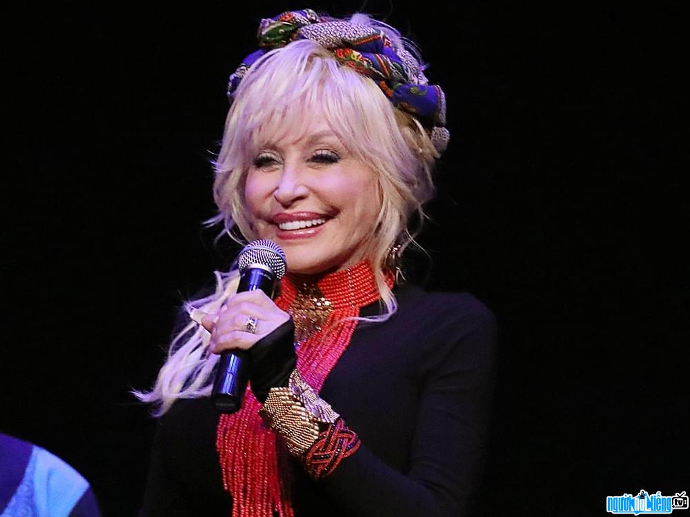 Một hình ảnh chân dung của Ca sĩ nhạc đồng quê Dolly Parton