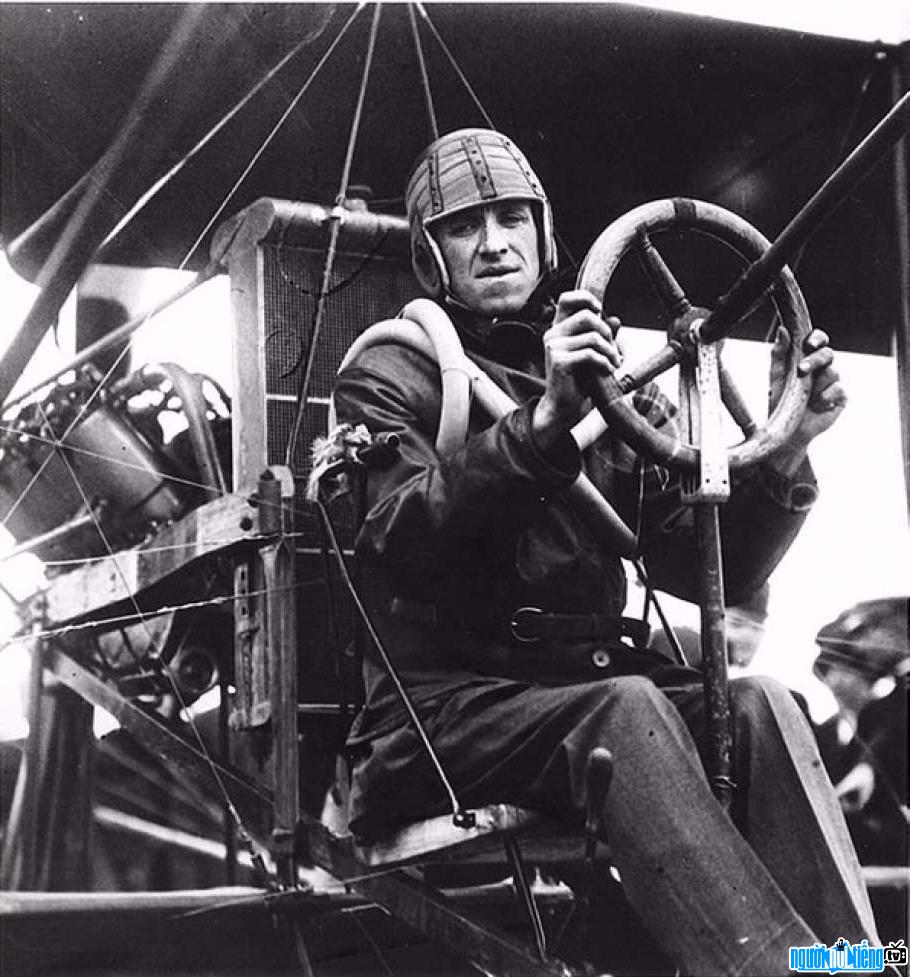 Hình ảnh về phi công Eugene Burton Ely