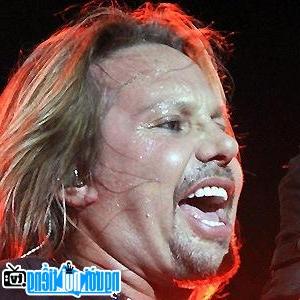 Một hình ảnh chân dung của Ca sĩ nhạc rock metal Vince Neil