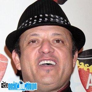 Một hình ảnh chân dung của Diễn viên hài Paul Rodriguez