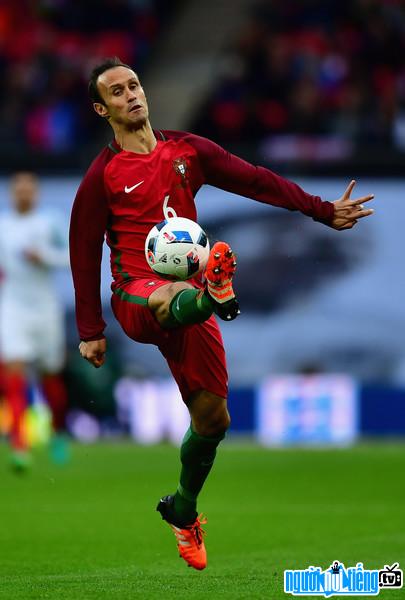 Hình ảnh cầu thủ bóng đá Ricardo Carvalho đang trình diễn trên sân cỏ