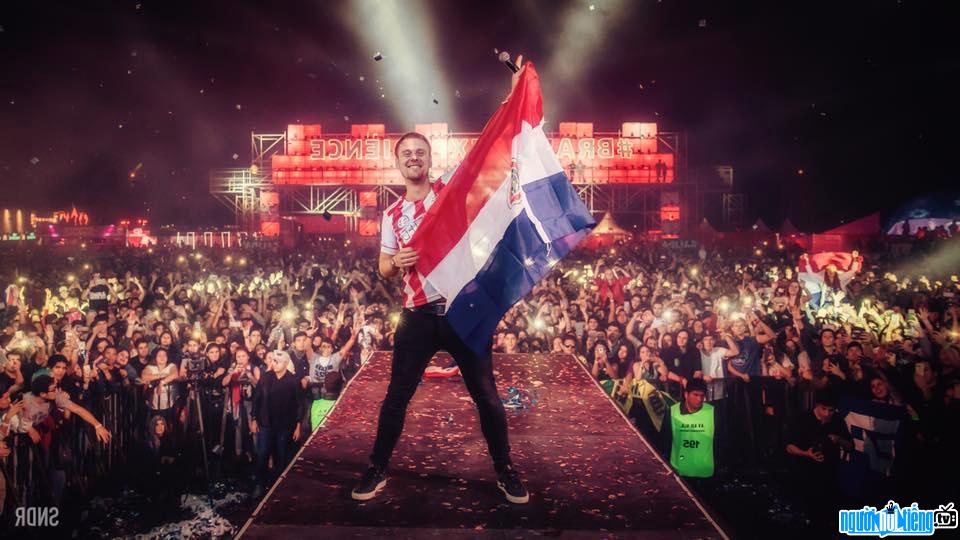 DJ Armin van Buuren đứng thứ 3 trong danh sách 100 DJ thế giới năm 2017