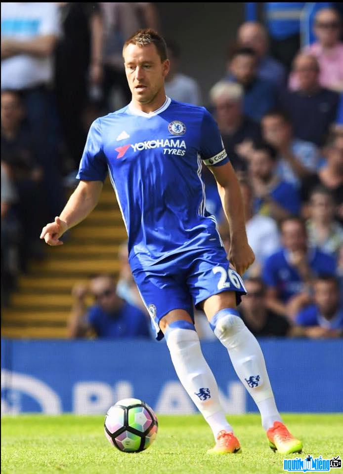 Hình ảnh cầu thủ bóng đá John Terry trong màu áo của clb Chelsea