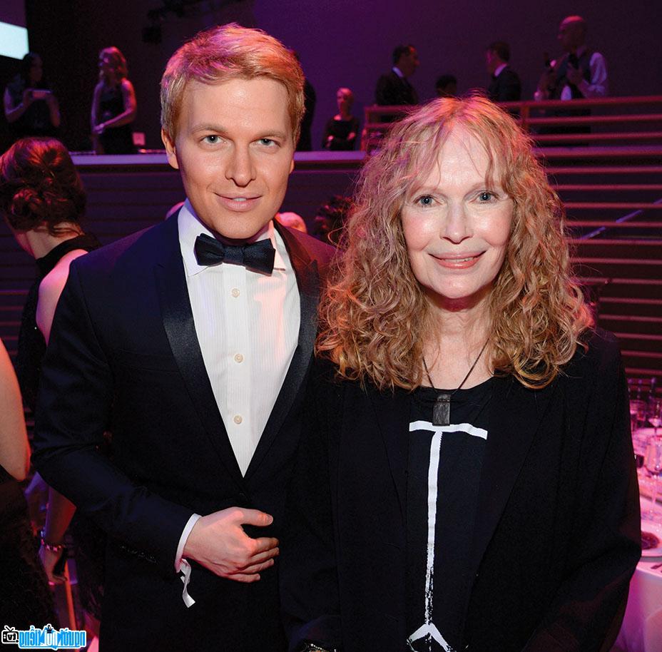 Farrow cùng với người mẹ của mình Mia Farrow tại chương trình The Time 100 Gala
