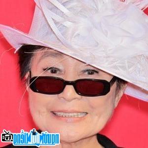 Một hình ảnh chân dung của Nhà hoạt động Yoko Ono