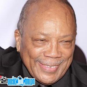 Một hình ảnh chân dung của Nhà sản xuất âm nhạc Quincy Jones