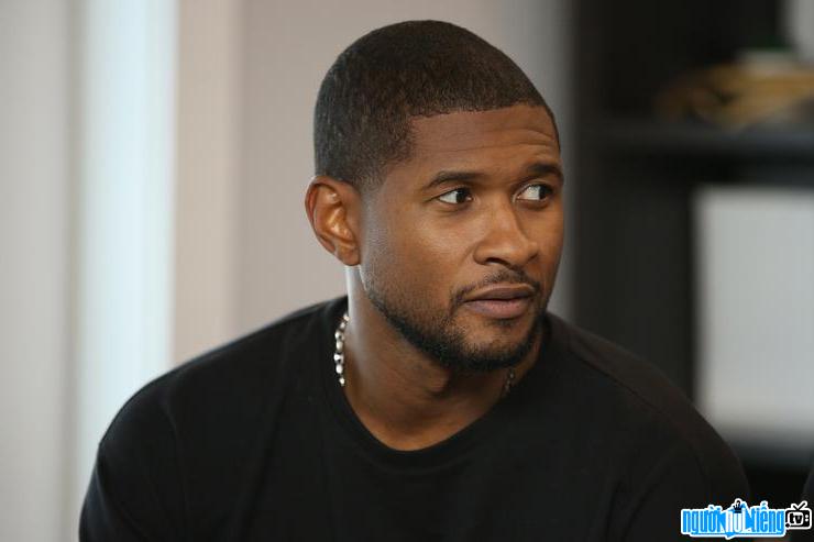 Một hình ảnh chân dung của Ca sĩ R&B Usher