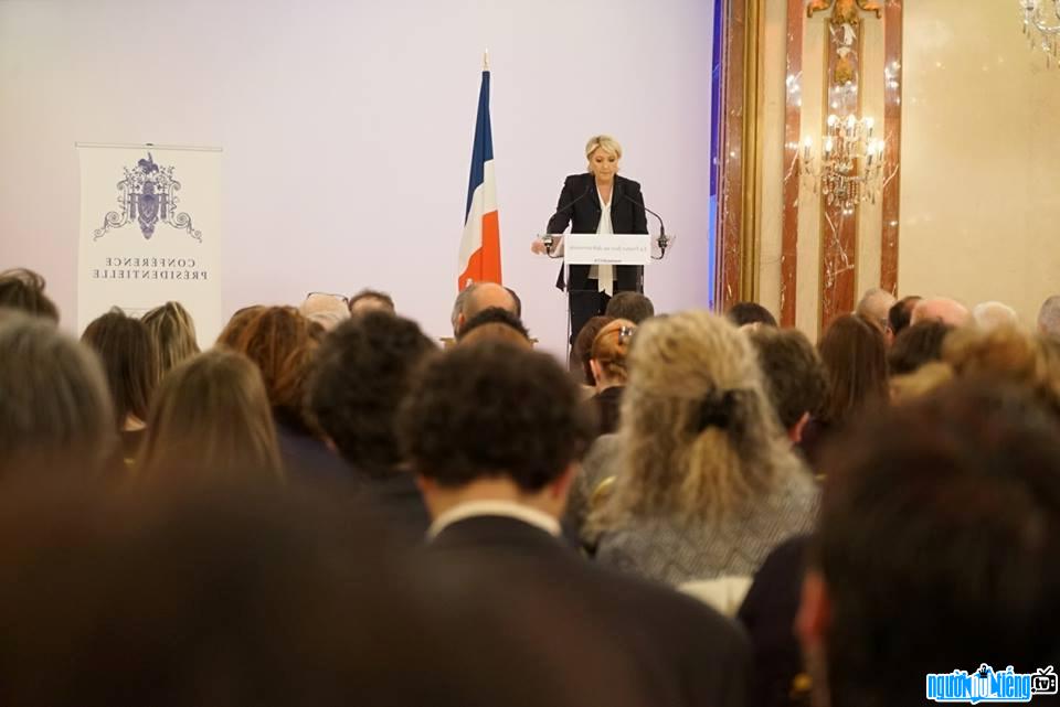 Bức ảnh chính trị gia Marine Le Pen đang đọc bài phát biểu của mình