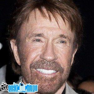 Một hình ảnh chân dung của Nam diễn viên truyền hình Chuck Norris