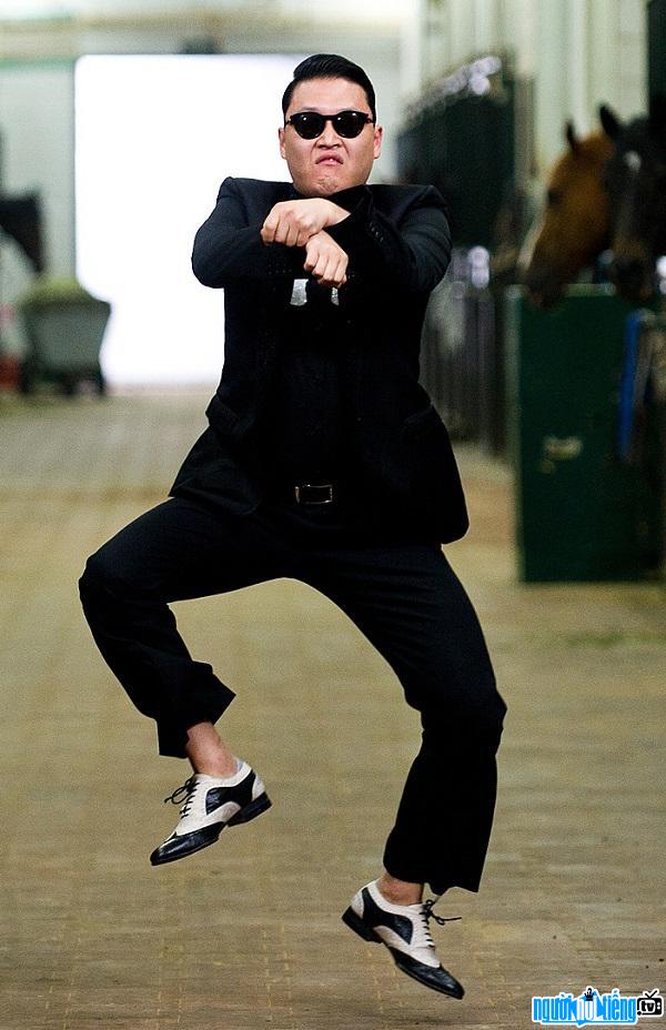 Hình ảnh ca sĩ Psy đang biểu diễn điệu nhảy ngựa nổi tiếng của anh