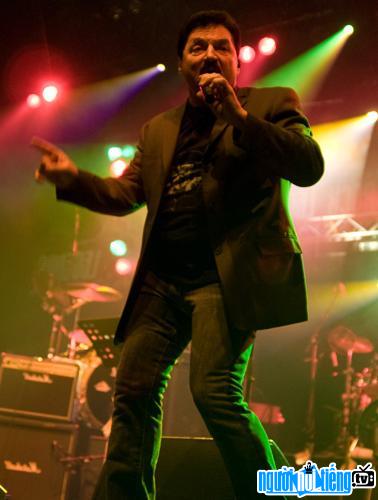 Hình ảnh ca sĩ nhạc Rock Bobby Kimball trên sân khấu