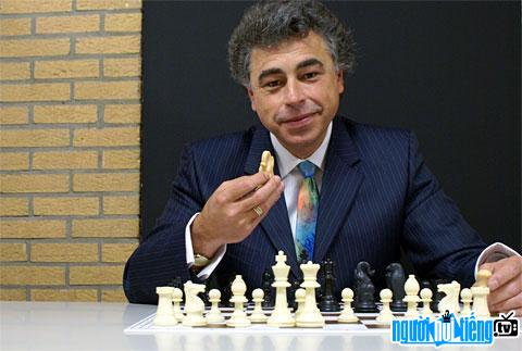 Hình ảnh Yasser Seirawan và bàn cờ vua