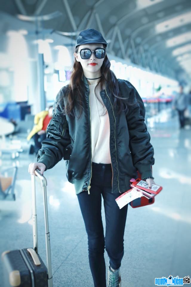 Hình ảnh nữ diễn viên Đường Yên với phong cách trẻ trung tại sân bay